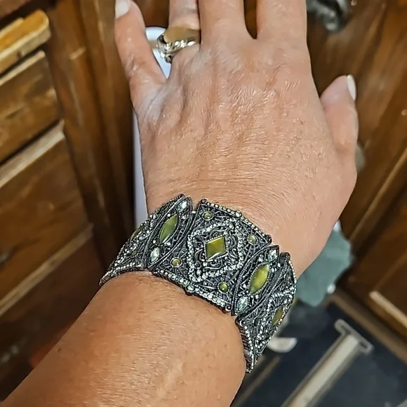 Premier Designs Victorian-style Filigree with Peridot Stretch Bracelet - Picture 1 of 9